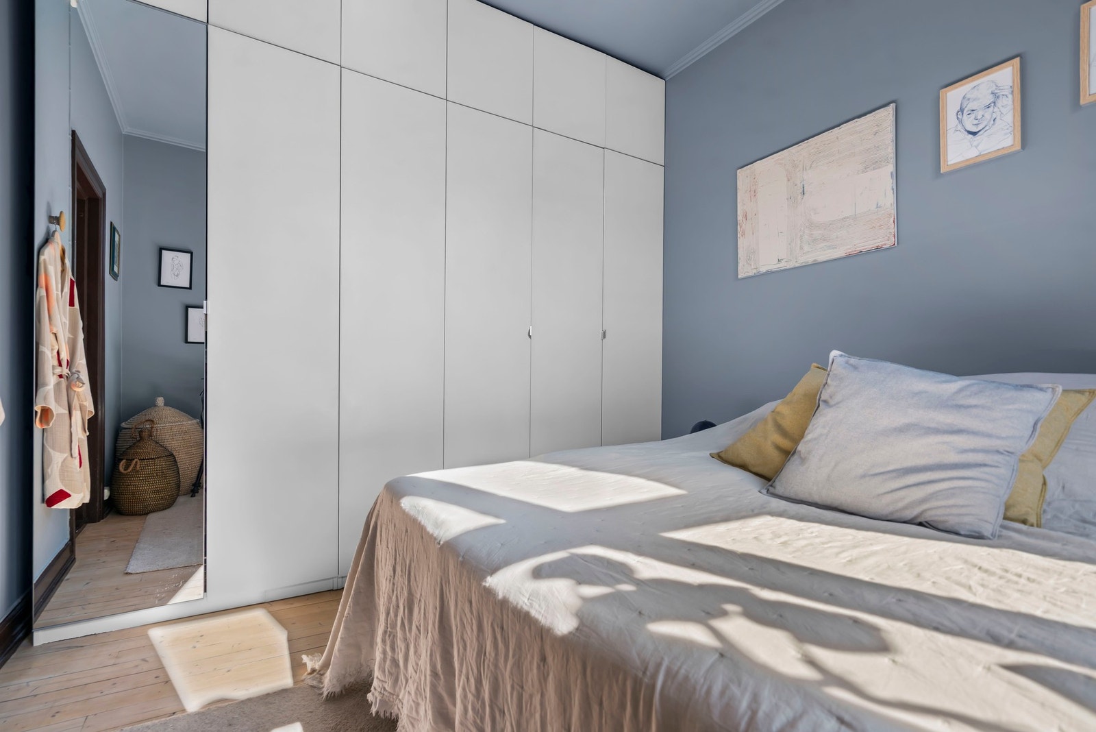 Rikelig med oppbevaringsplass i fastmontert garderobe. Galleribilde