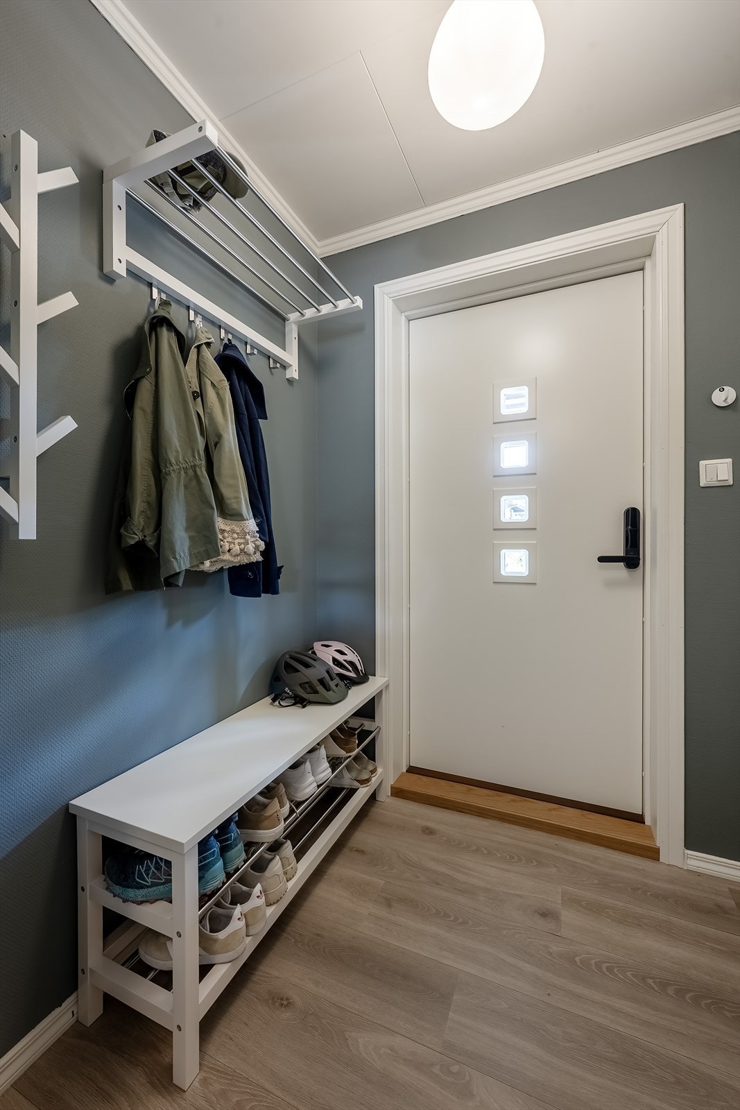 Velkommen inn! Vindfang med ny ytterdør og inngang til en praktisk bod Galleribilde
