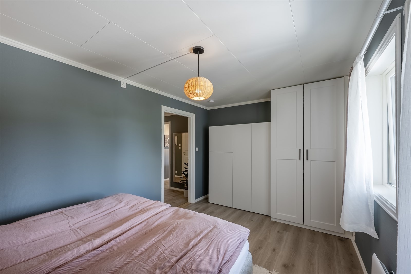 Hovedsoverommet mot vest er ca. 13 m² og er utstyrt med garderobeskap Galleribilde