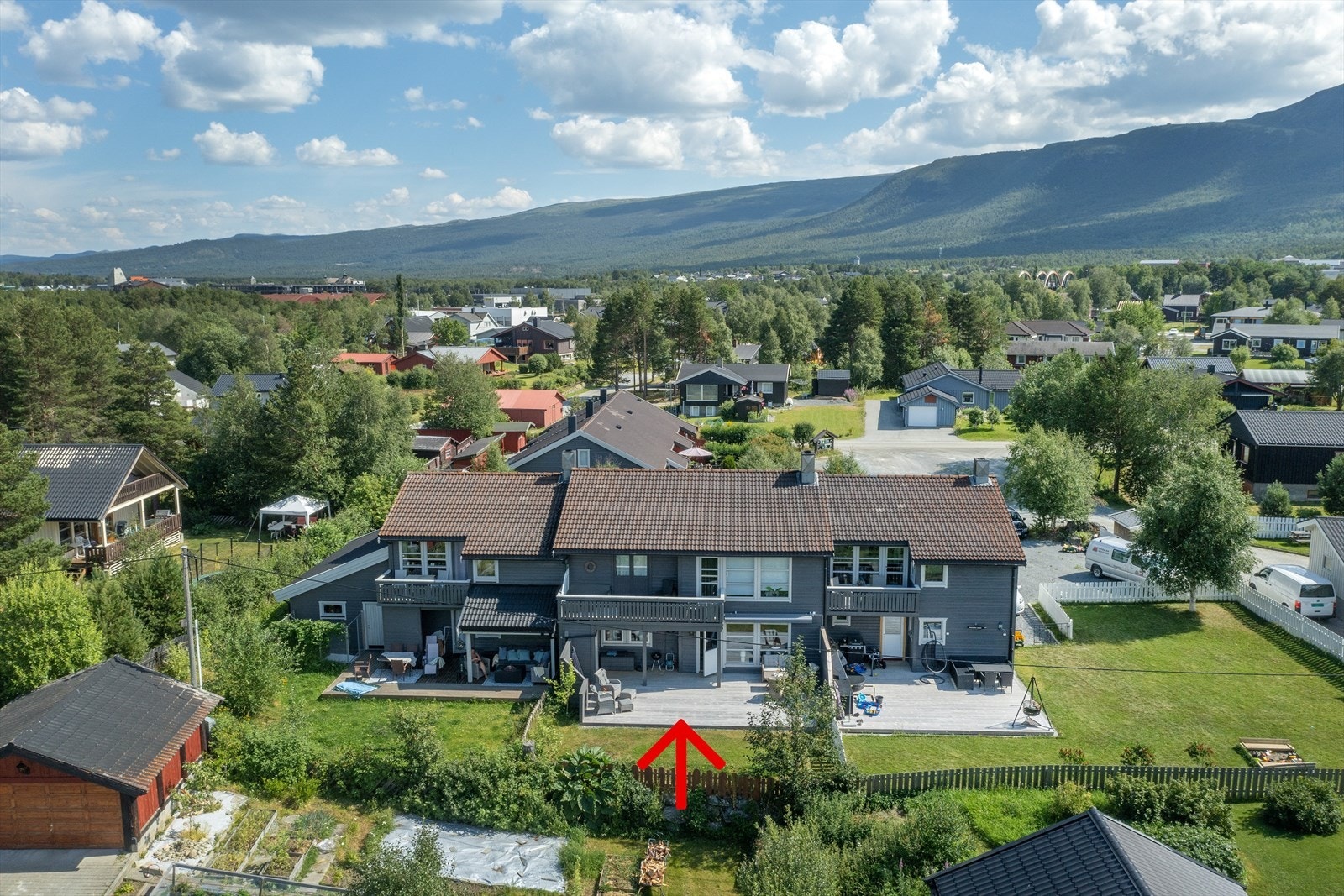 Sameiet Karsevegen 6 A-D består av et leilighetsbygg med fire leiligheter og tilhørende tomt - Leiligheten ligger i 1. etasje med fin vestvendt uteplass Galleribilde