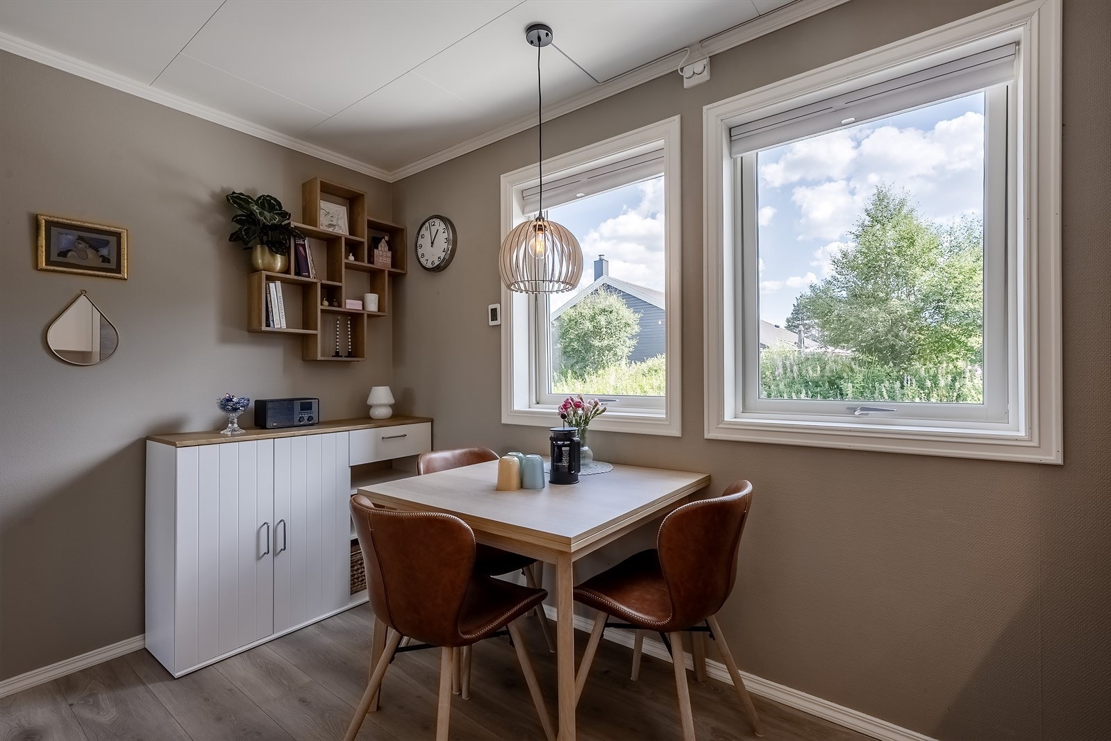 En koselig frokostplass i morgensolen Galleribilde