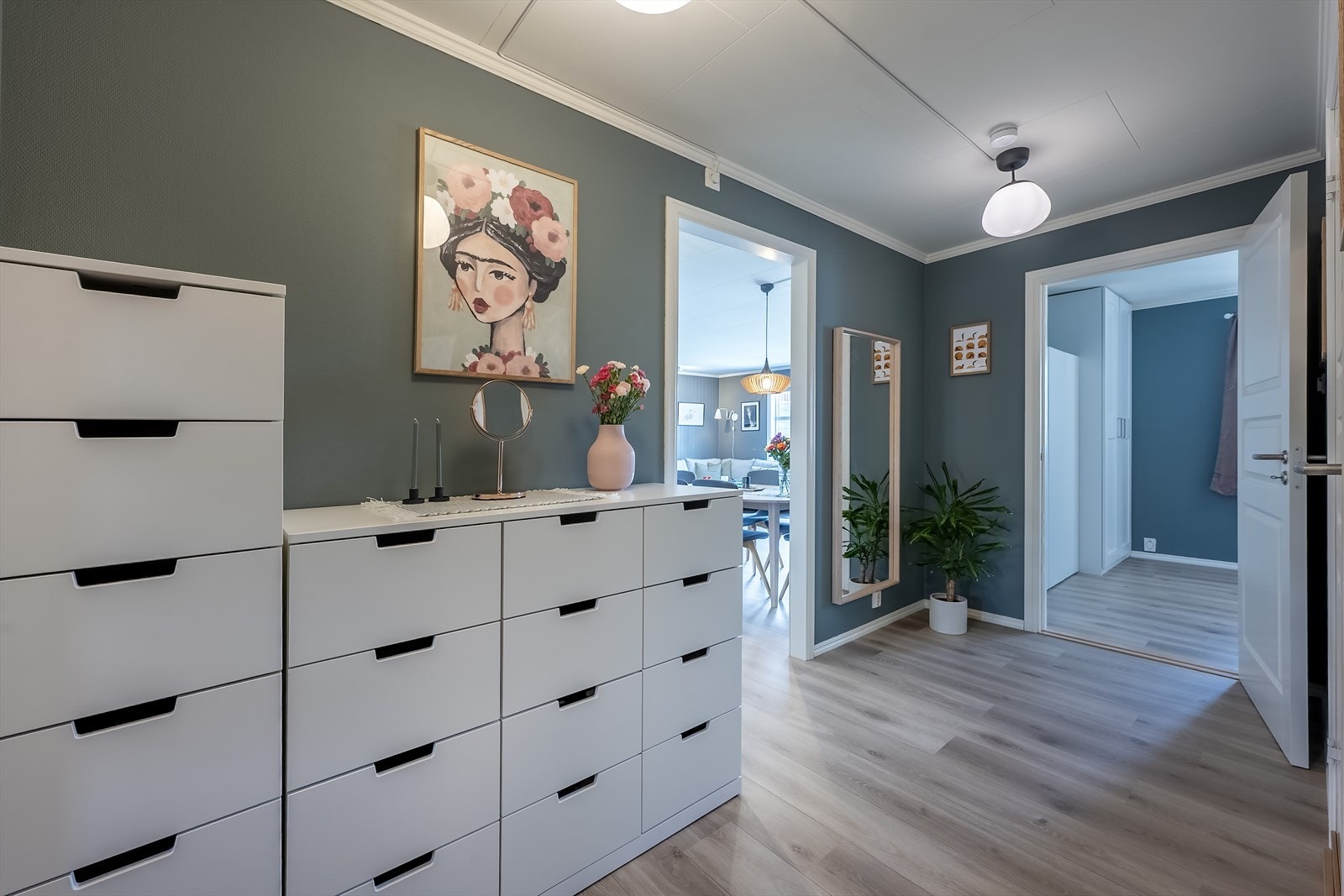 Entré med inngang til stue, bad og begge soverom - Vindfang, entré, stue, kjøkken og bad har gulvvarme Galleribilde