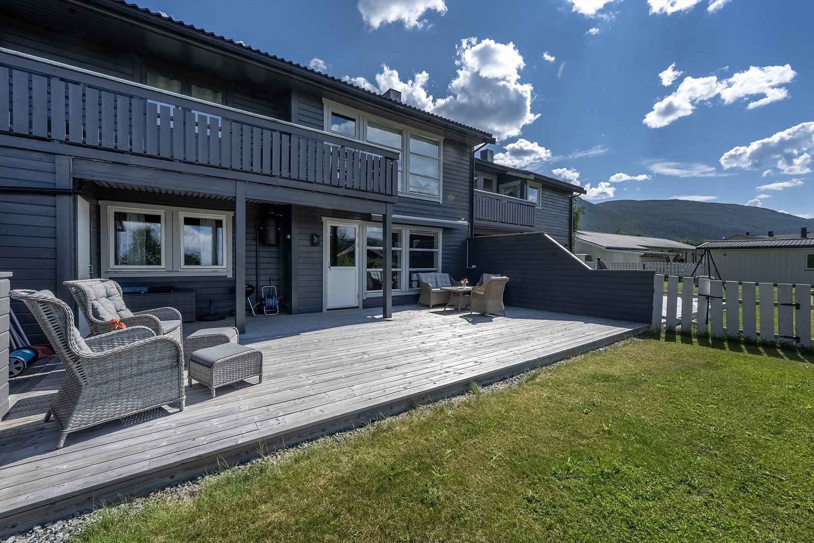 Stor, delvis overbygd terrasse med levegger, utvendig bod samt en liten hageflekk Galleribilde