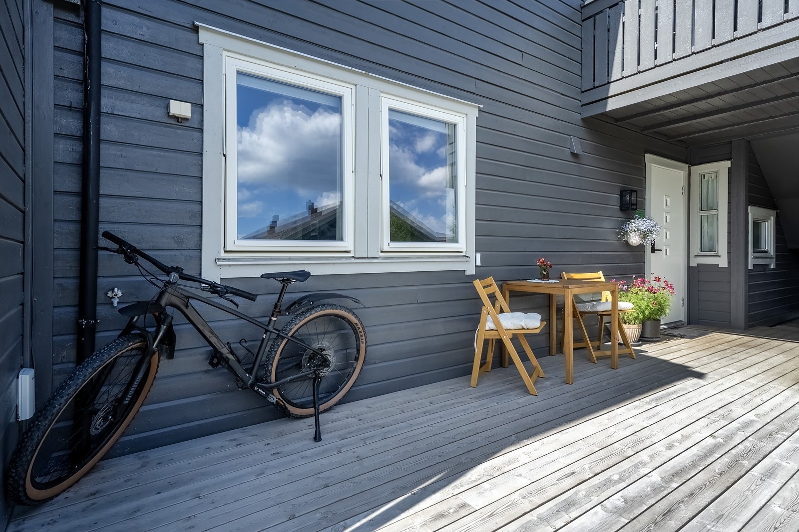 Det er også etablert terrasse foran inngangsparti Galleribilde