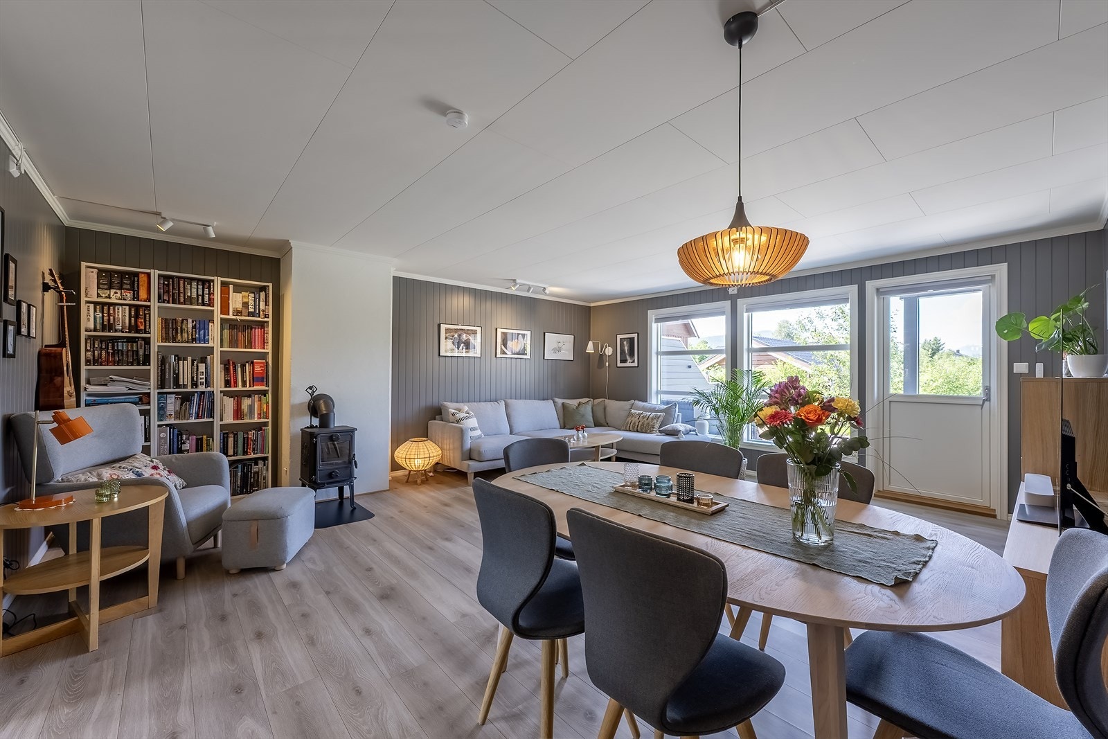 Romslig stue på ca. 31 m² Galleribilde