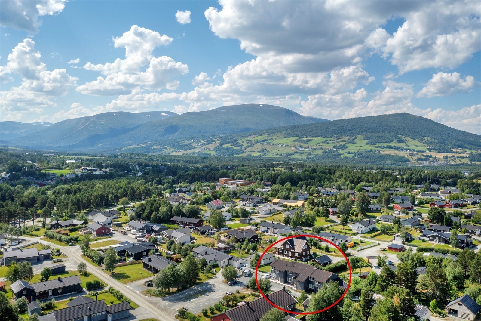 Eiendommen ligger i et veletablert boligområde sørvest i Oppdal sentrum Galleribilde