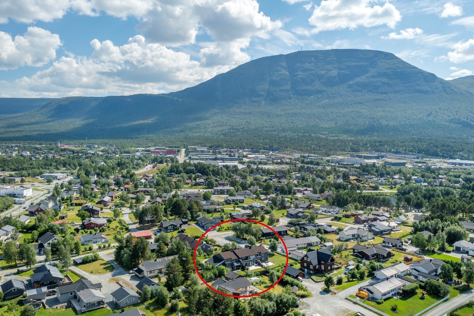 Området oppleves solrikt, rolig og barnevennlig med gode friarealer og badeplass Galleribilde