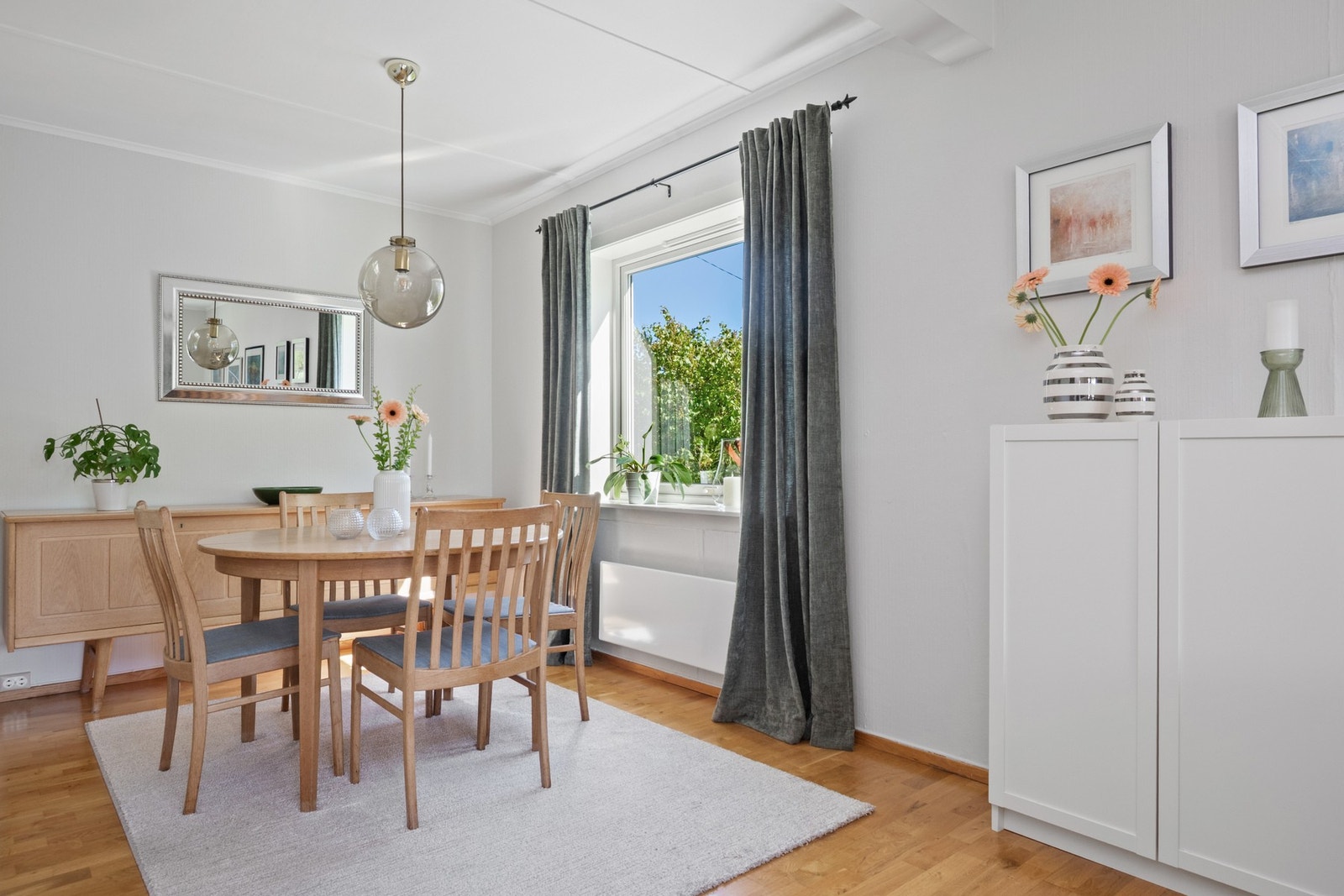 Stuen er naturlig inndelt i ulike soner, og det passer utmerket å innrede med spisebord i en noe adskilt del. Galleribilde