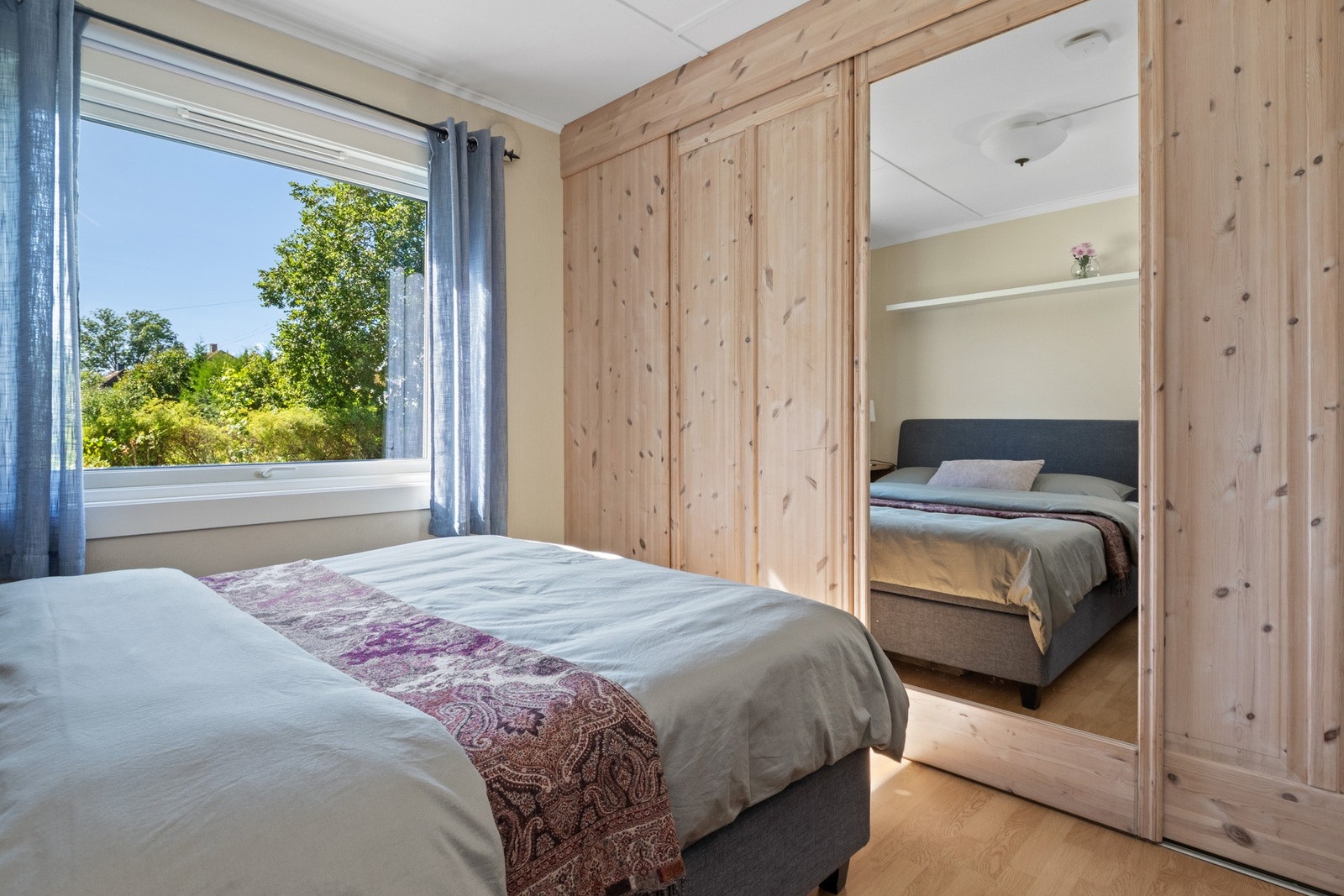 Langs den ene veggen har rommet en stor og plassbygd skyvedørsgarderobe med dels speilfronter. Galleribilde