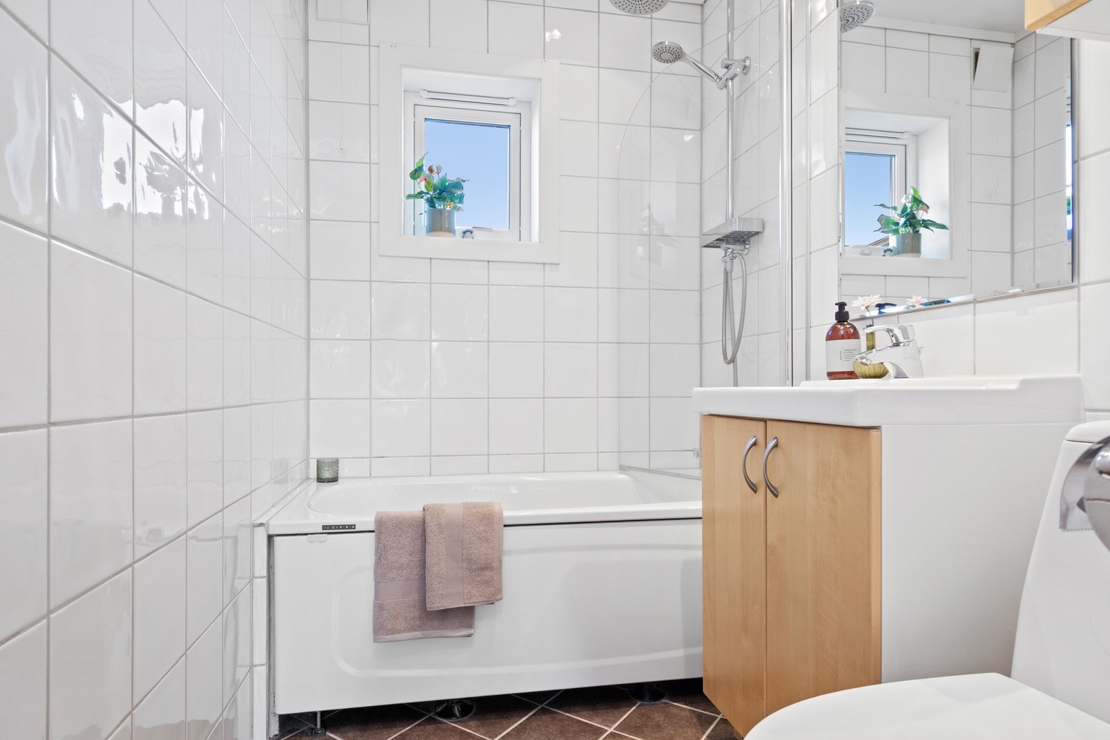 Varme er lagt i gulvet, og badet har toalett og downlights i taket. Galleribilde