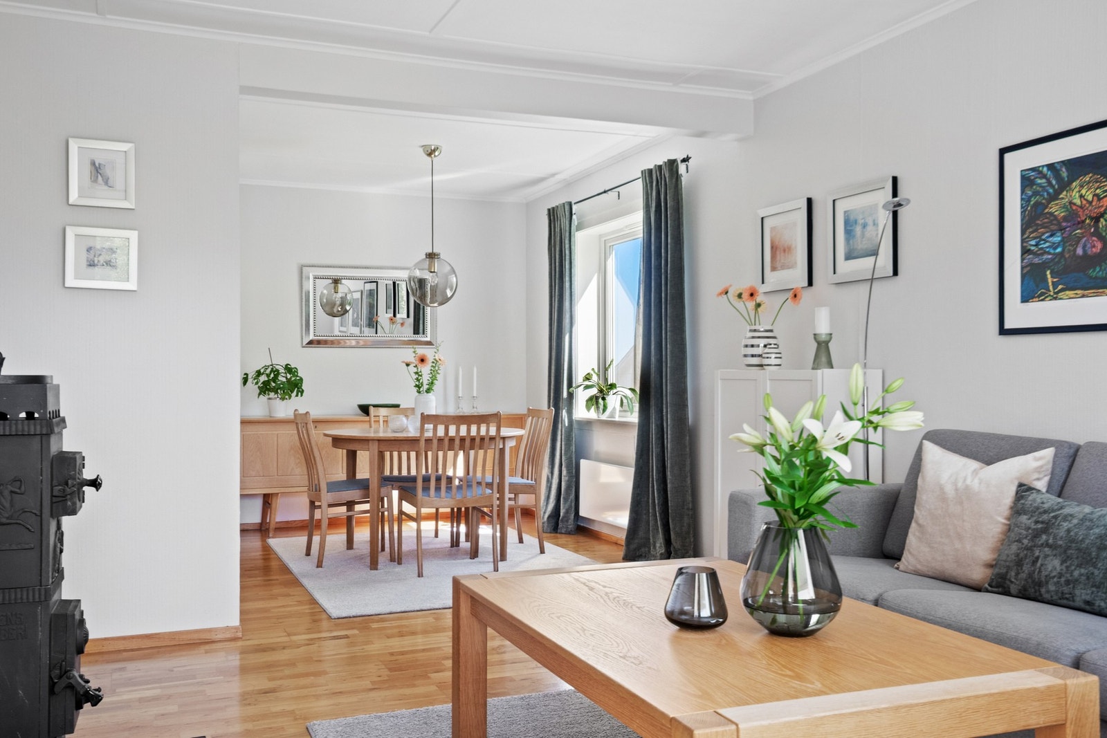 Stuen er innbydende, med godt lysinnslipp fra to sider. Galleribilde