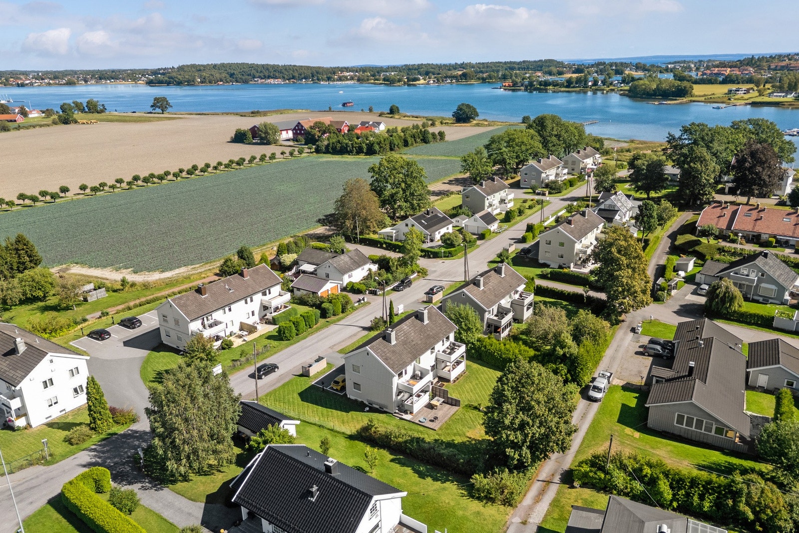 Omgivelsene er landlige og idylliske, i kort gangavstand til sjøen og et fint bryggeanlegg med badetrapp. Galleribilde