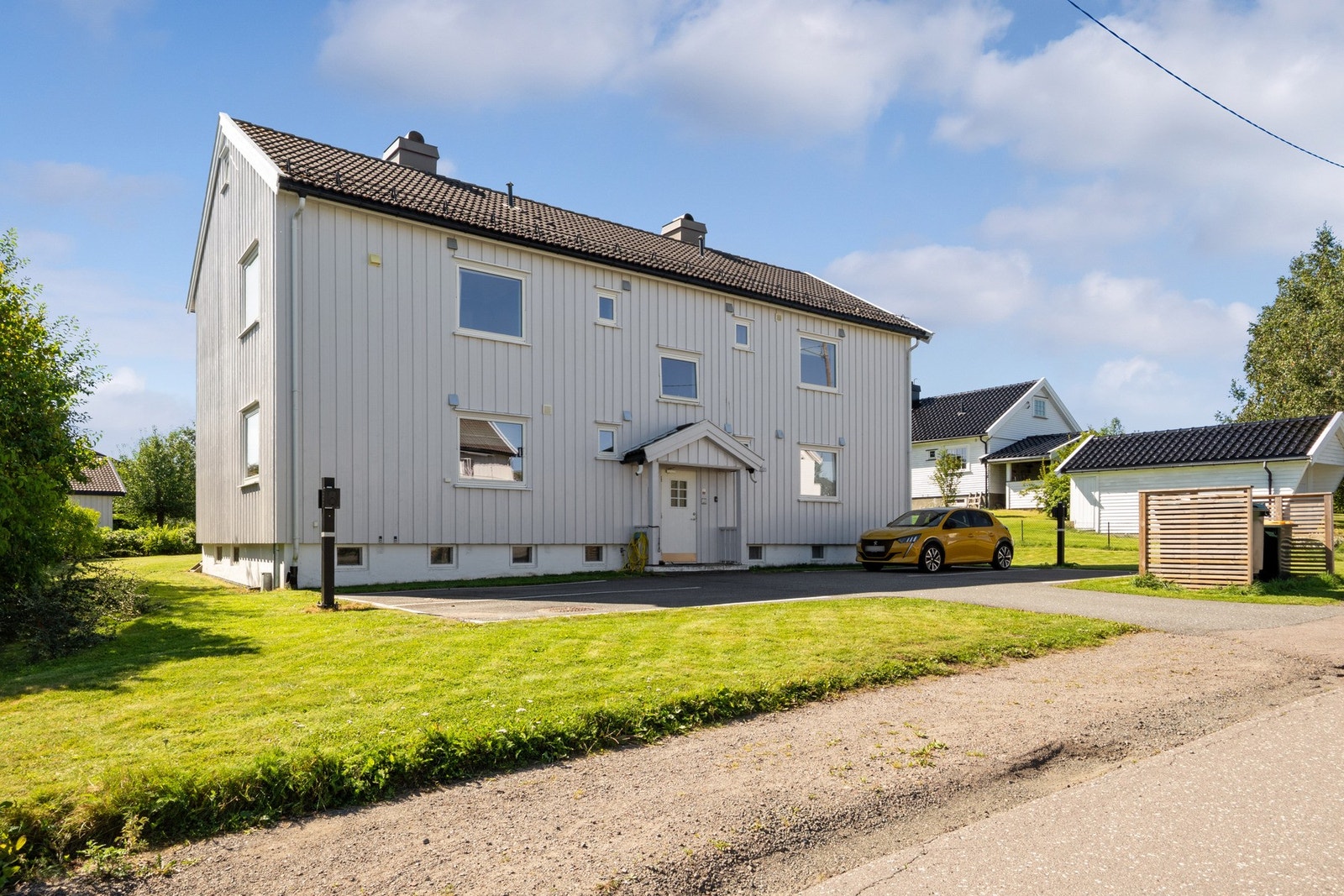 Det er parkering på en reservert biloppstillingsplass. Galleribilde