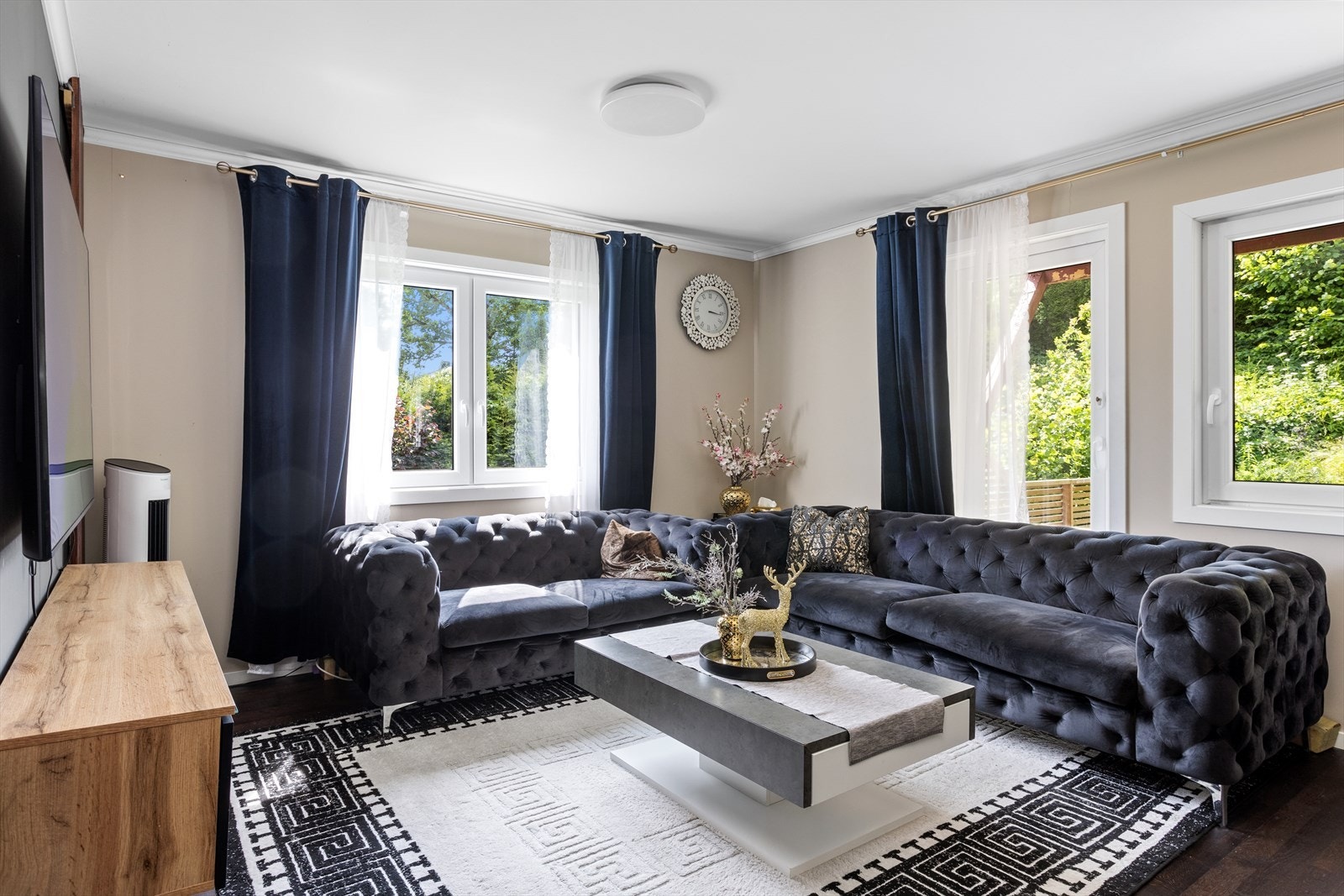 Stue med god møbleringsfrihet. Store vinduer slipper inn rikelig med naturlig lys Galleribilde