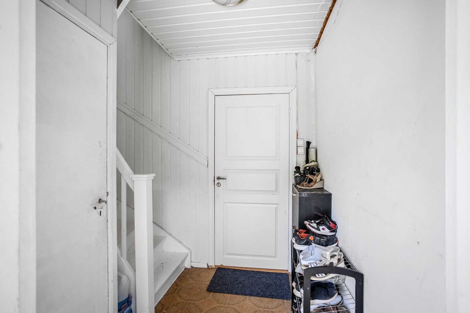 Egen dør til sin leilighet. Trappen ned går til kjeller med diverse boder. Trappen opp går til leiligheten i 2. etasje. Galleribilde