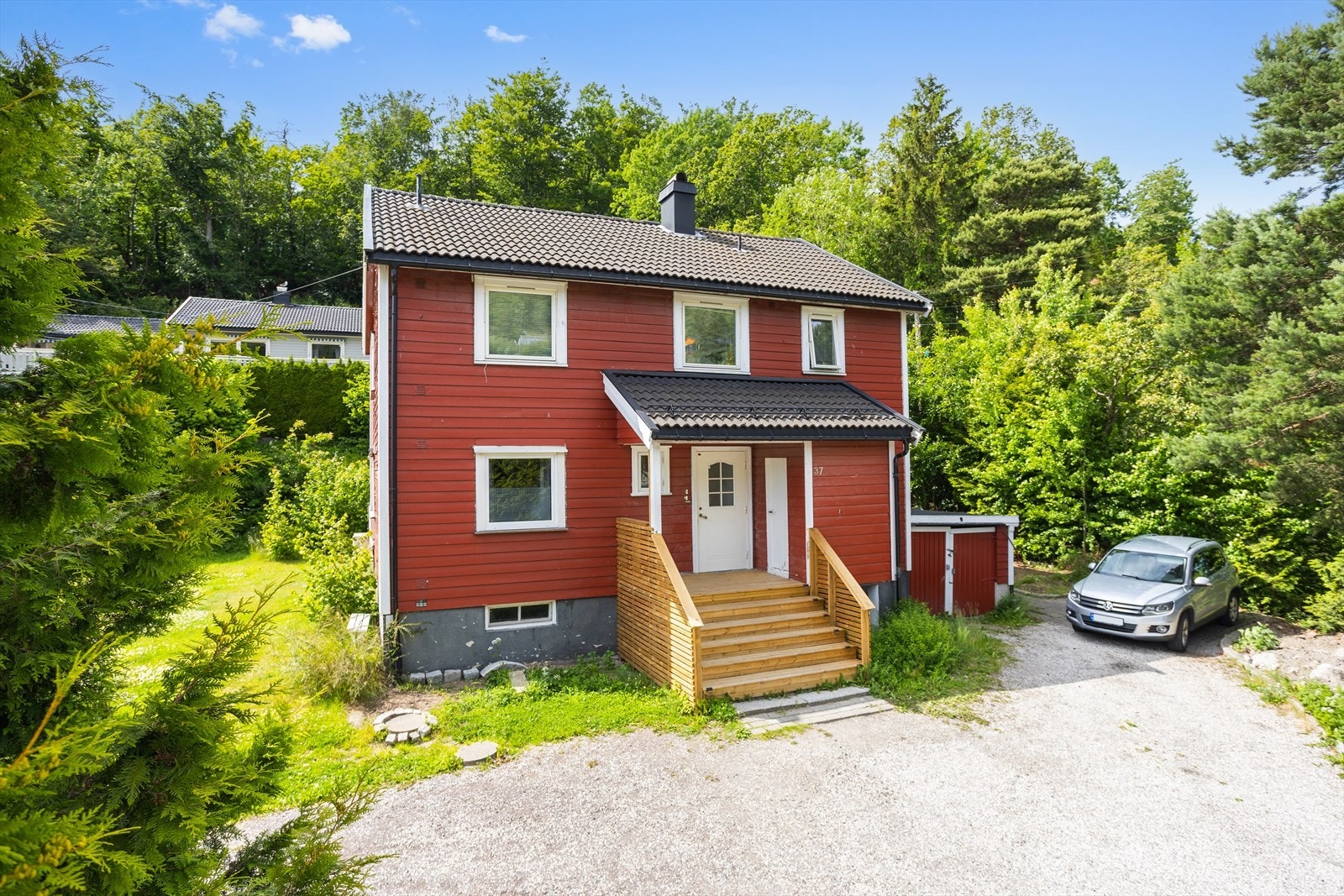 Leilighet i halvpart av horisontaldelt tomannsbolig. Leiligheten er beliggende i 1. etasje og har eksklusiv rett på deler av tomten. Galleribilde