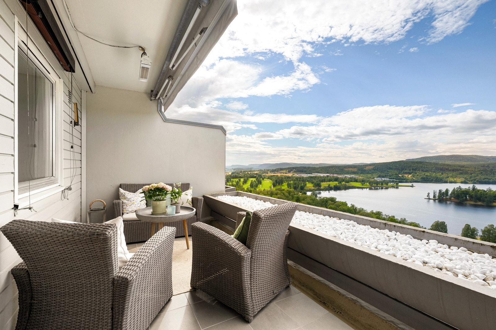 Solrik vestvendt terrasse med god plass til sittegruppe og grill. Praktisk utebod gir ekstra oppbevaringsplass. Galleribilde