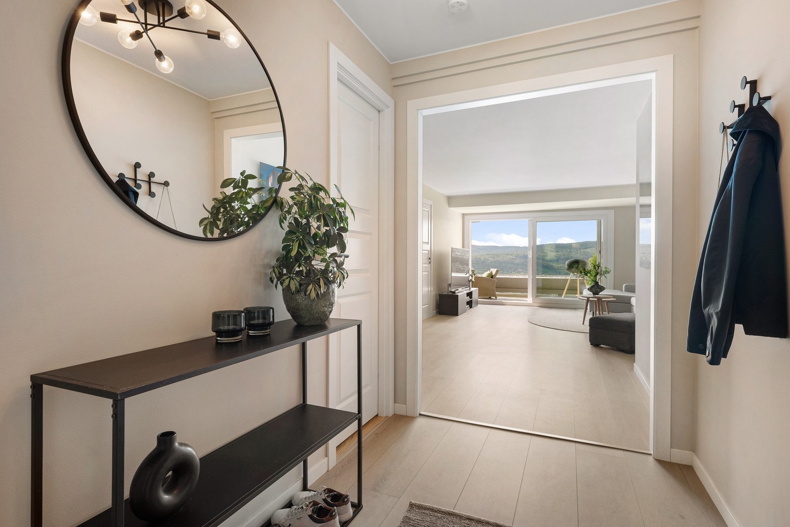 Entréen har plass til knaggrekker, skoskap, konsollbord eller annen praktisk oppbevaring. Galleribilde