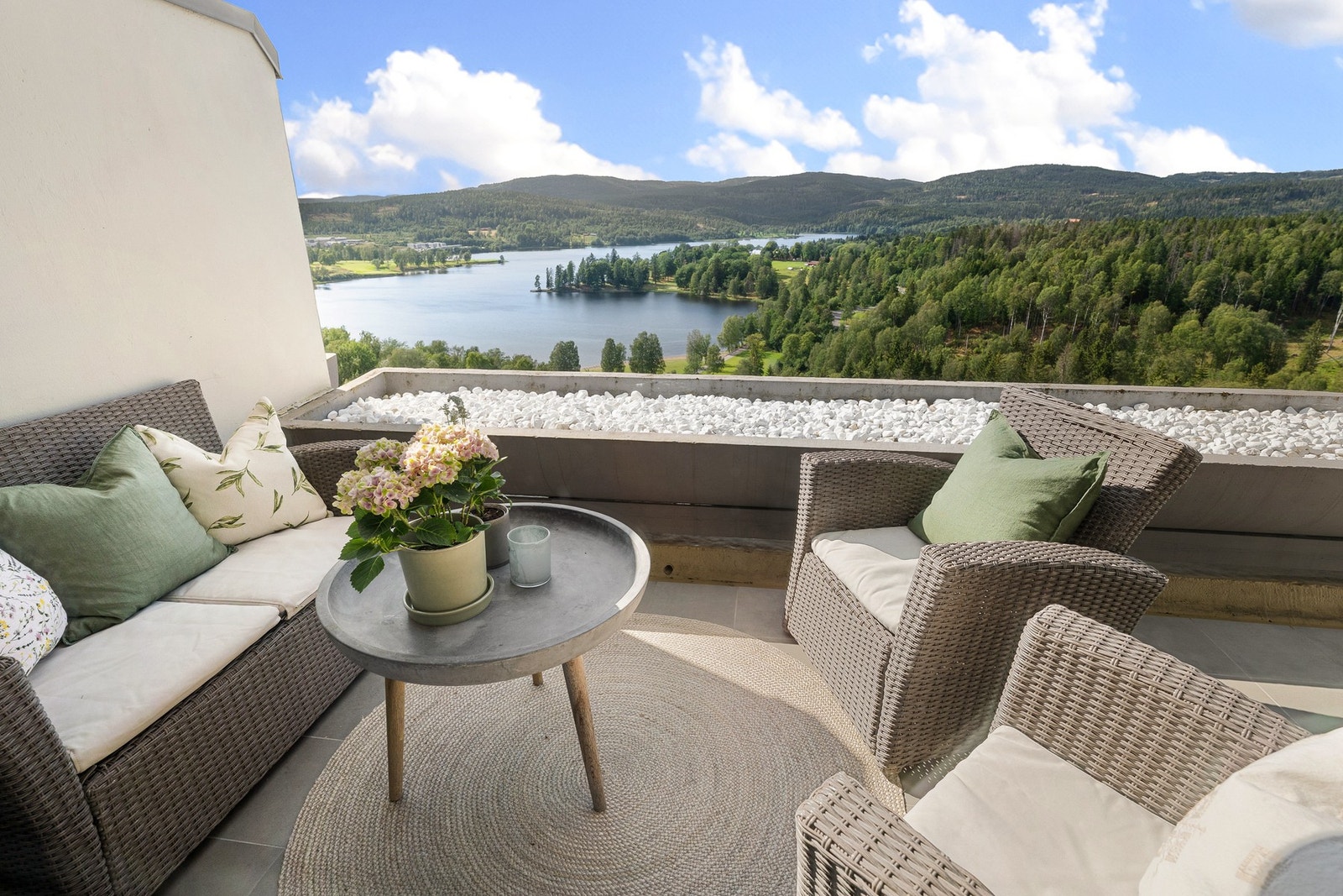 Gjennomgående leilighet med vestvendt terrasse og østvendt balkong - sol og lys fra morgen til kveld. Galleribilde