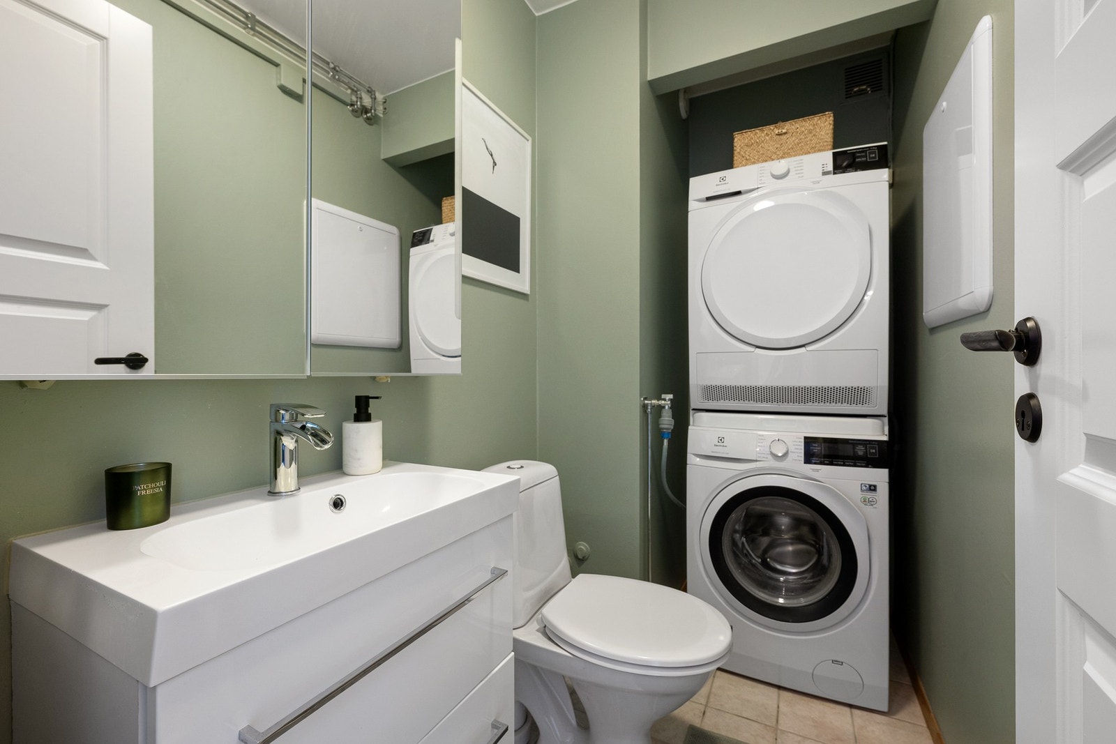 Separat WC-rom med praktisk opplegg for vaskemaskin og tørketrommel - perfekt som supplement til hovedbadet. Galleribilde