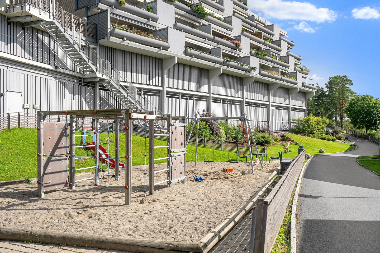 Sameiet har trivelige grøntområder med sittegrupper, lekeapparater og egen tuftepark for trening i det fri. Galleribilde