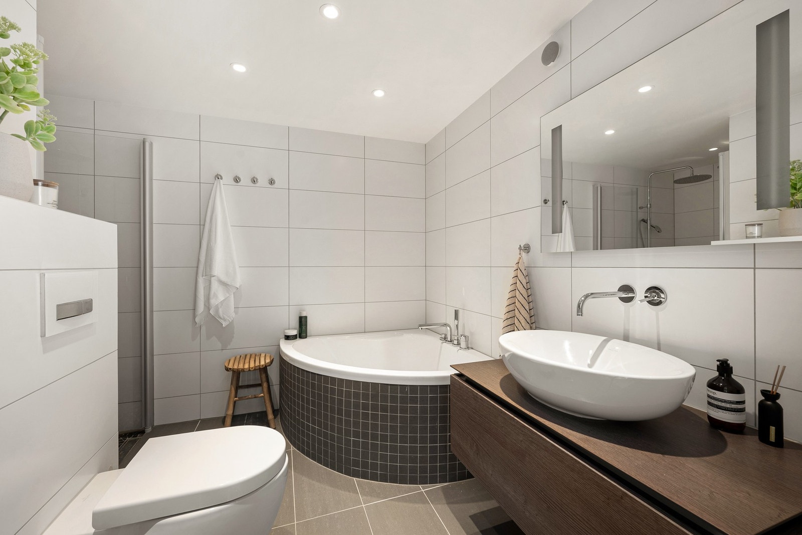 Badet ble pusset opp i 2014 og fremstår som moderne og funksjonelt. Galleribilde