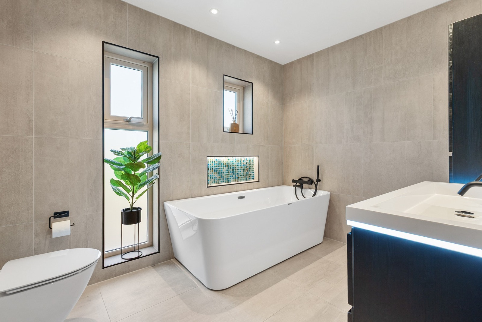 Helfliset bad fra 2021 med malte plater i himling og downlights Galleribilde