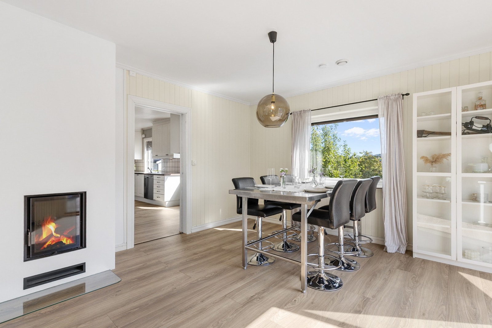 Det er montert en innebygd, moderne peisovn med vannkappe som bidrar med både varme og en lun atmosfære Galleribilde