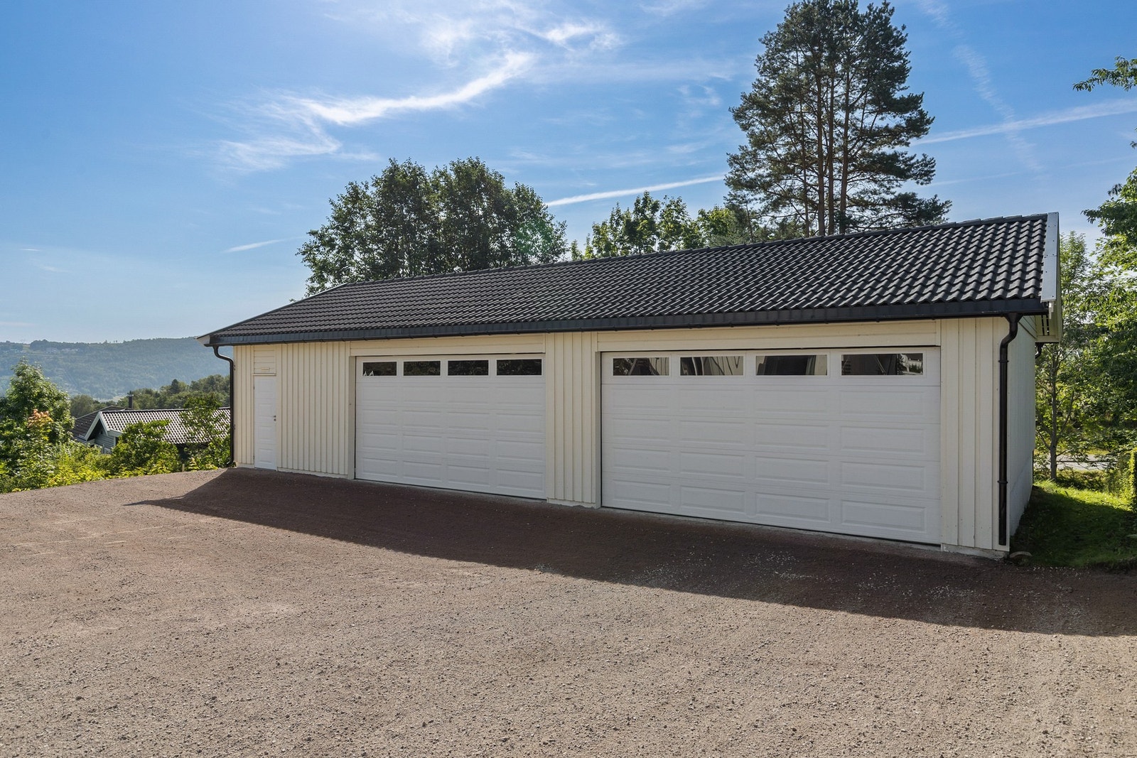 Garasjen er på hele 98 kvm og ble oppført i 2011. Det er innlagt vann og strøm i garasjen Galleribilde