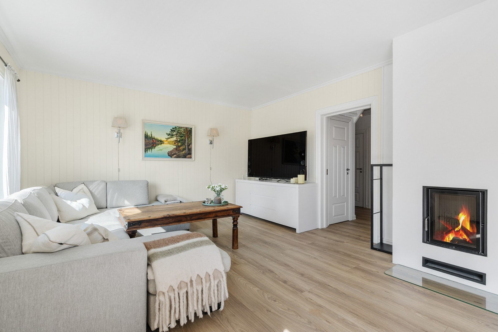 Rommet er lett å møblere og har fin plass til sofa, spisegruppe og øvrig møblement Galleribilde