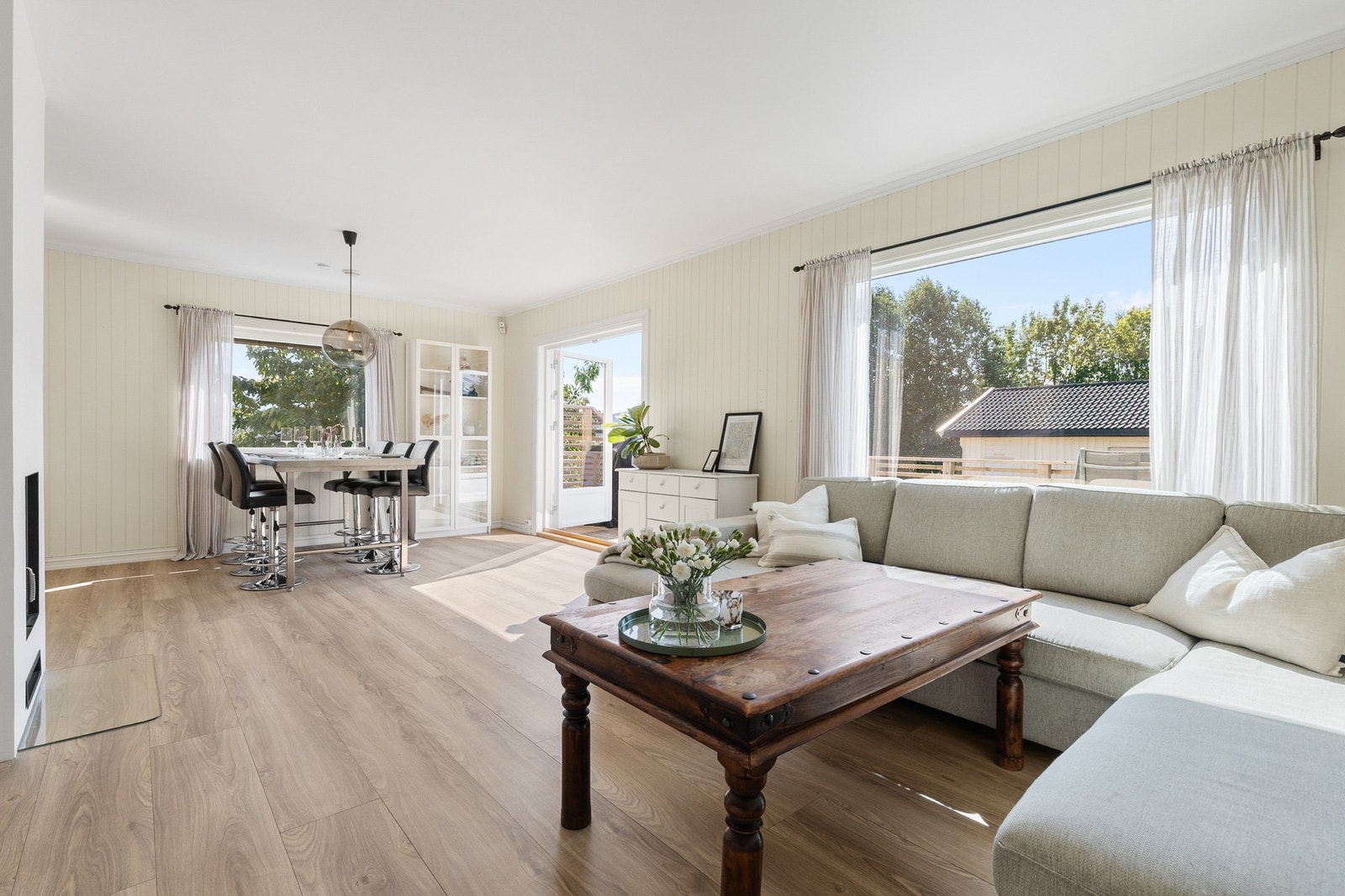 Lys og hyggelig stue med store vindusflater som slipper inn rikelig med naturlig lys Galleribilde