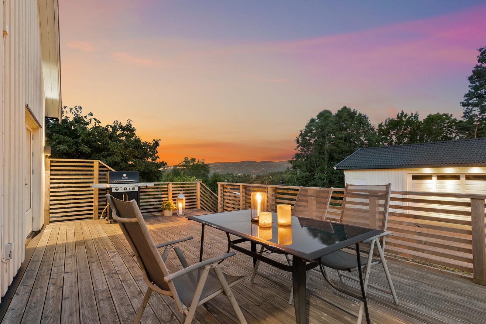 Eiendommen kan bl.a. skilte med en skjermet, sydvendt terrasse på 28 kvm. Galleribilde