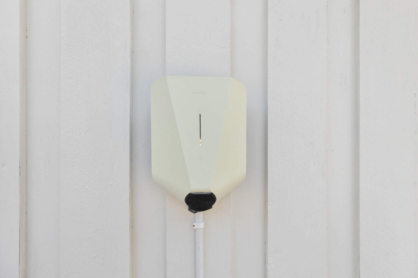 Det er montert el-billader på husveggen Galleribilde