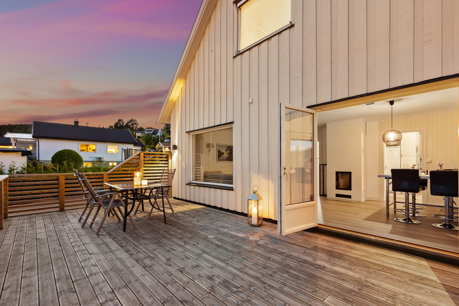 Terrassen er godt skjermet med lite innsyn, og gir godt med plass til utemøbler og grill Galleribilde