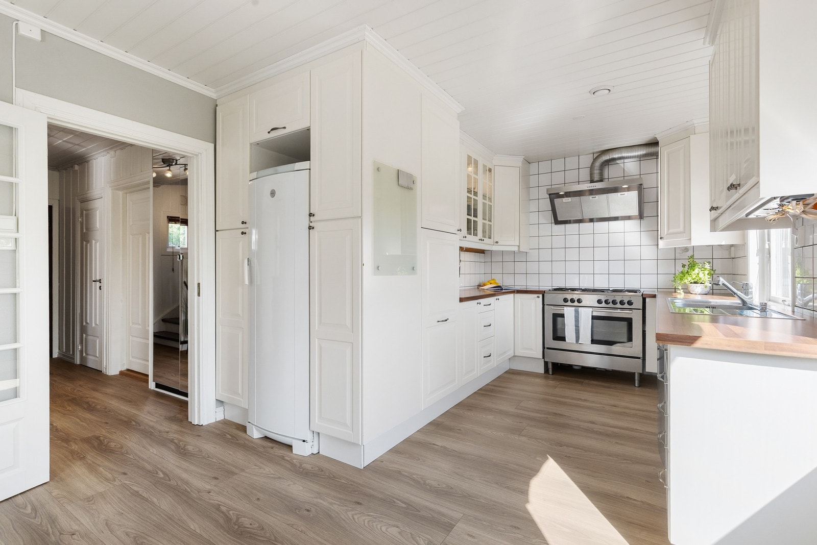 Kjøkkeninnredning fra 2008 med profilerte fronter og laminat benkeplate Galleribilde