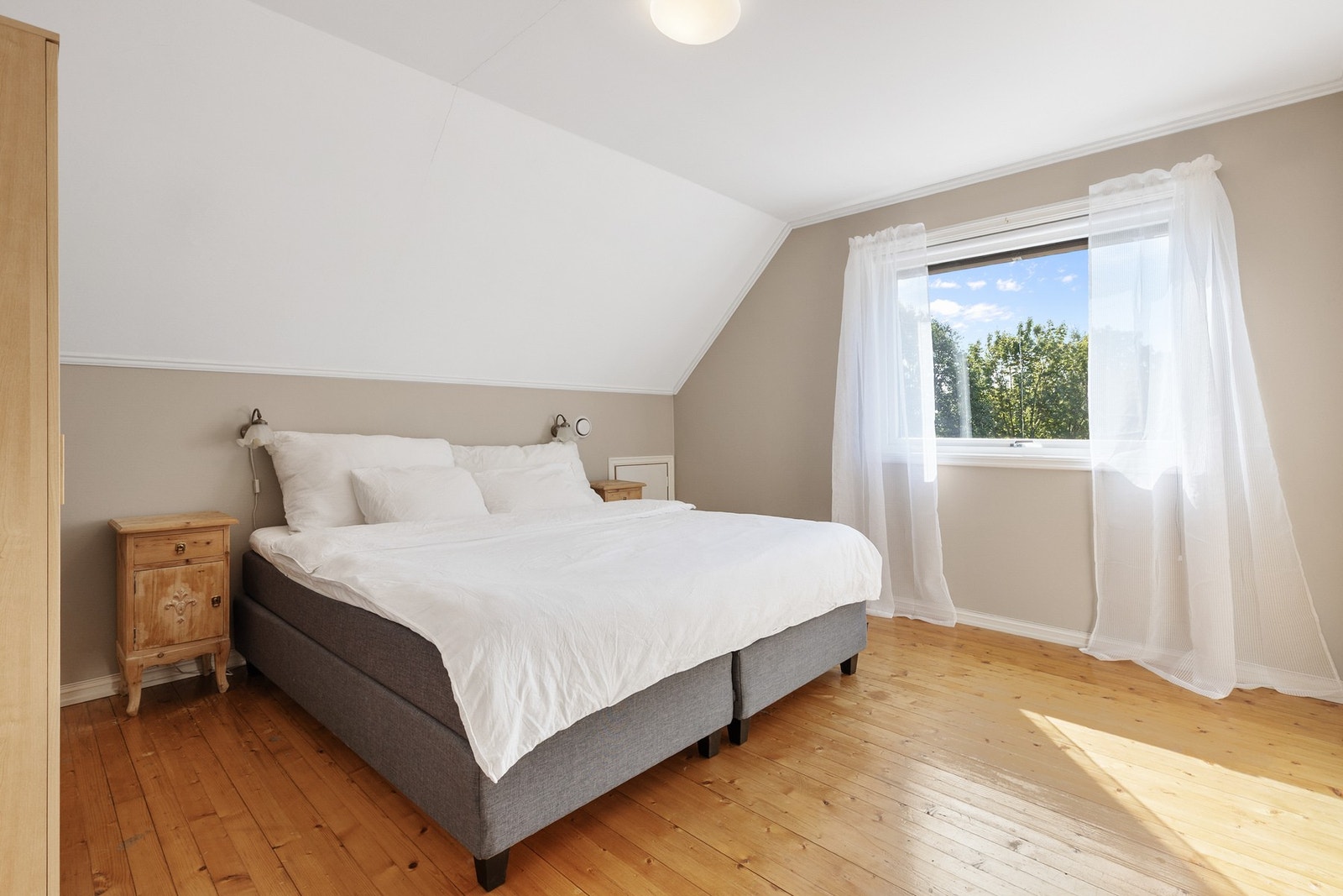 Boligen har totalt to soverom, begge av god størrelse og beliggende i 2. etasje Galleribilde