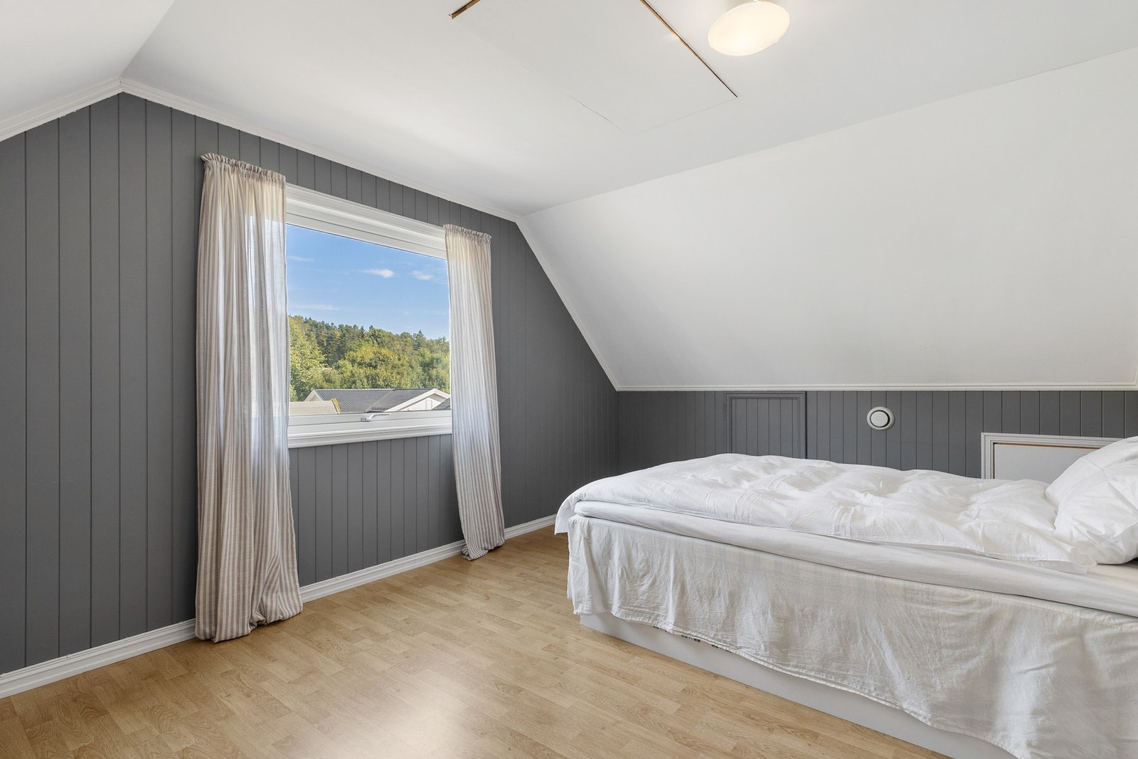 Soverom 2 har 3-stavs parkett på gulv, panelplater på vegger og slett flate i himling Galleribilde