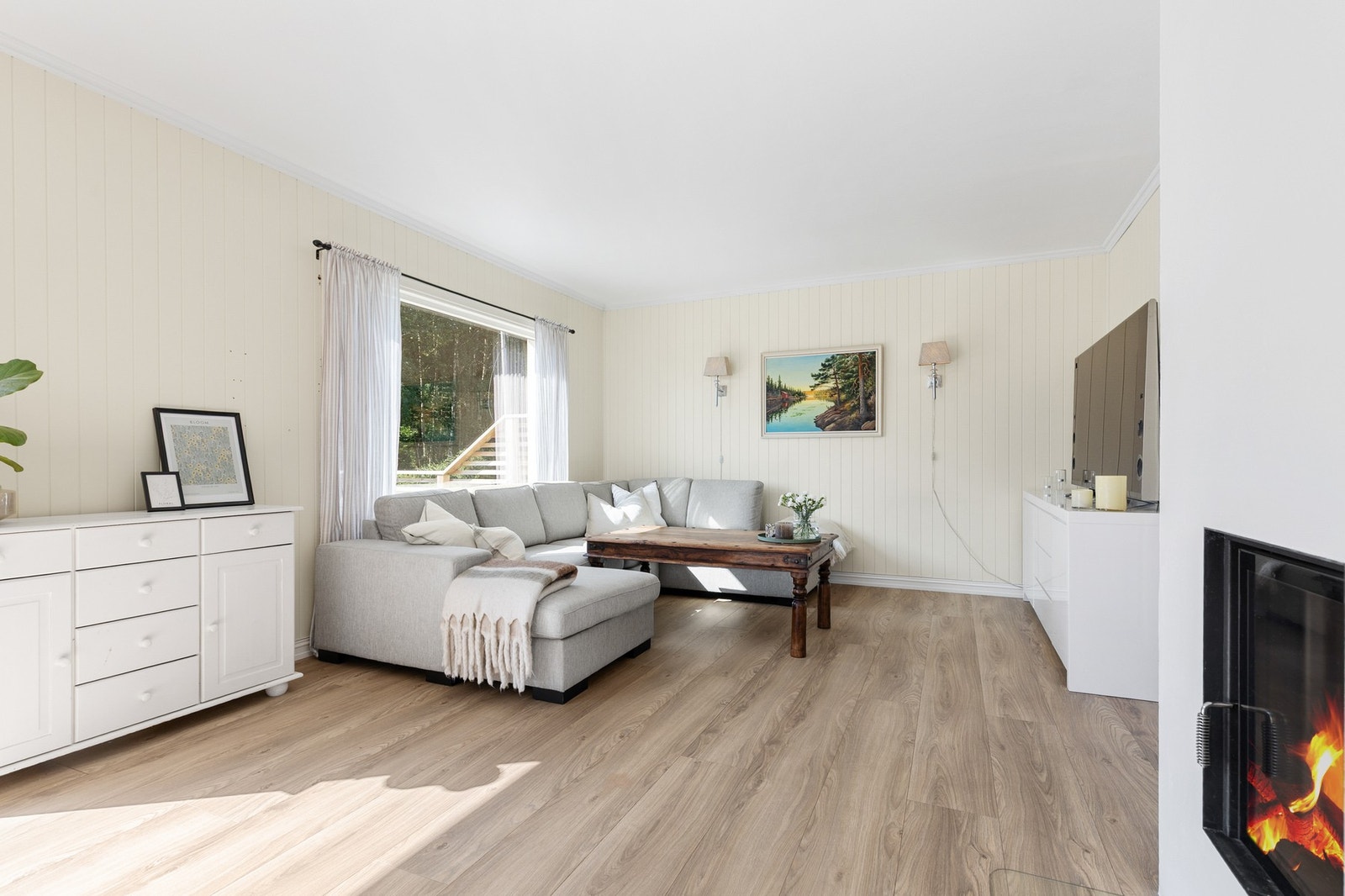 Stuen har nyere 1-stavs laminatgulv, panelplater på vegger og slett flate i himling Galleribilde