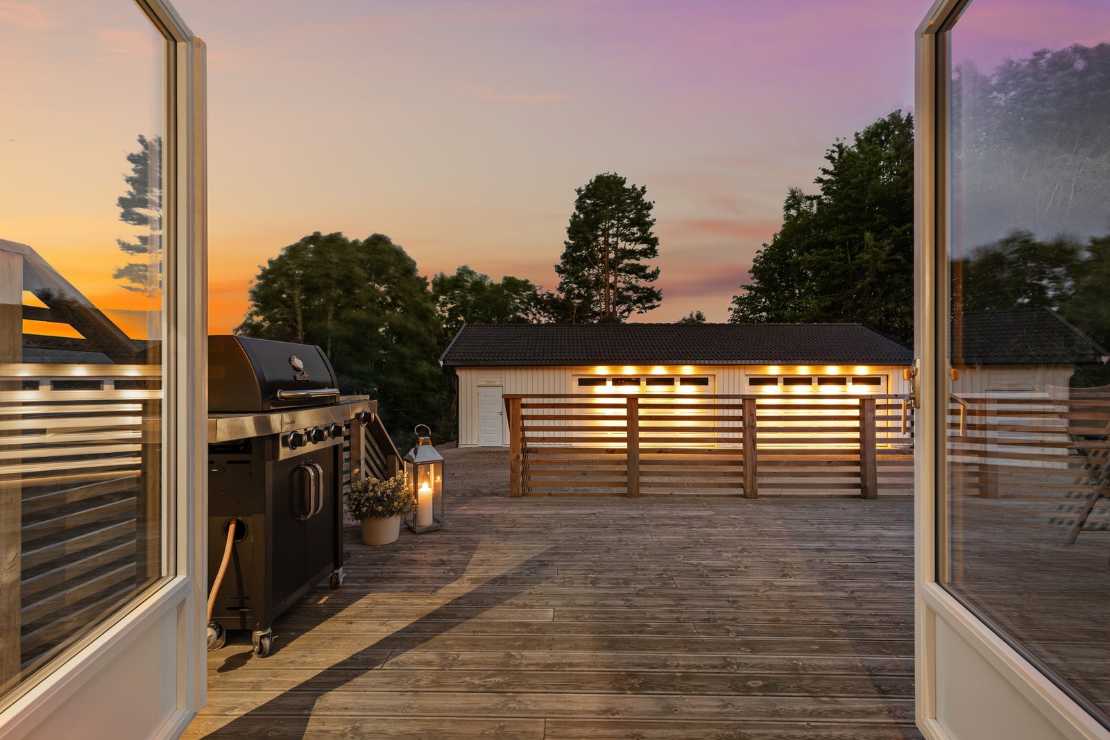 Terrassen består av av impregnert trevirke, gulv av Møre Royal bord og rekkverk av liggende spiler Galleribilde