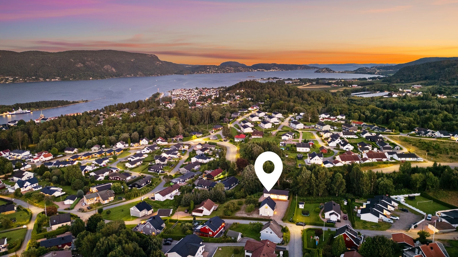 Ca. 200 m fra boligen finner du Sverstad busstopp med diverse lokale ruter Galleribilde