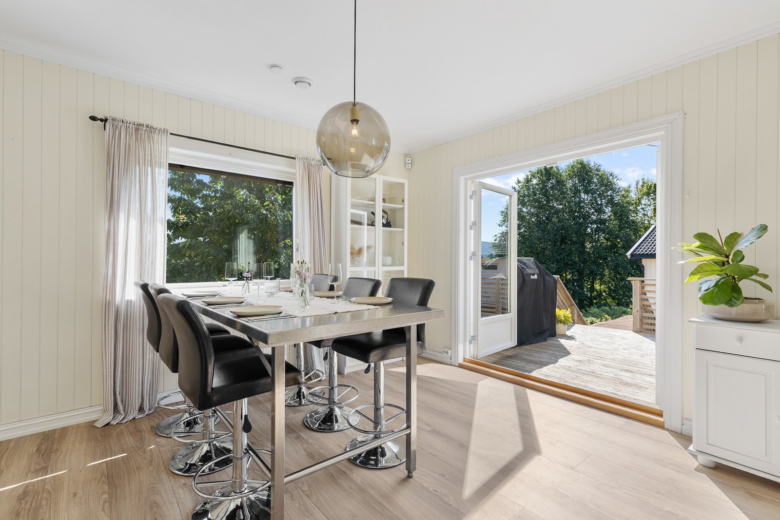 Fra stuen er det utgang til sydvendt terrasse på 28 kvm Galleribilde