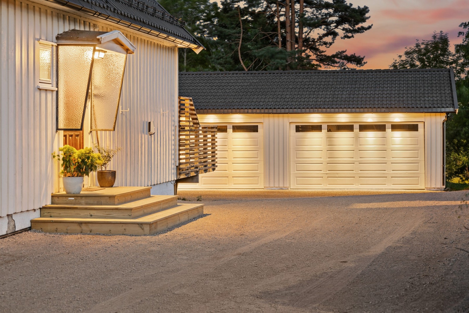 Det er svært gode parkeringsmuligheter i gruset gårdsplass og stor garasje m/bod Galleribilde