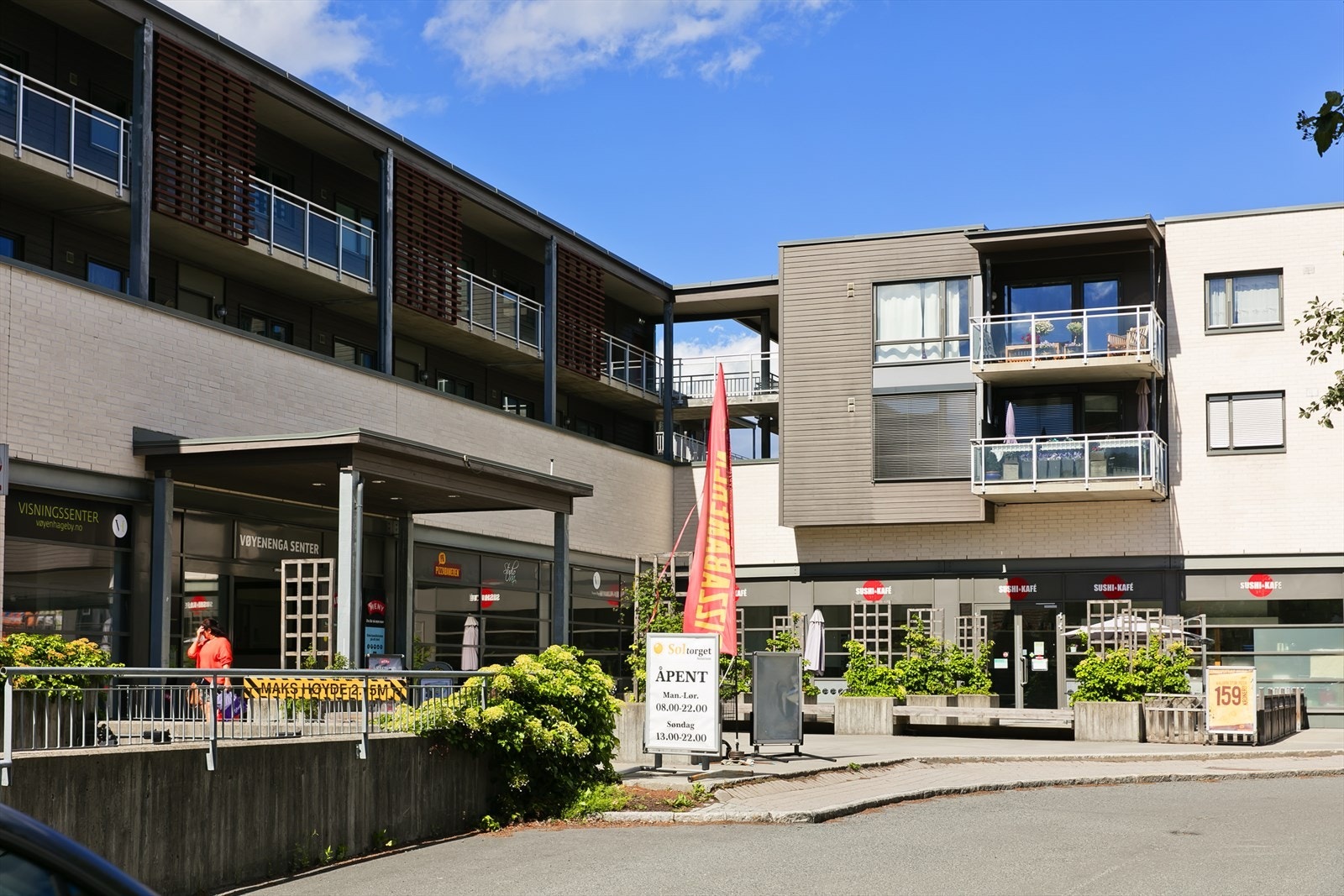 Vøyeneng kjøpesenter med både Rema, Kiwi, lege, apotek, optiker, veterinær, treningssenter, tannlege, frisør, Pizzabaeren, pub m.m. Galleribilde