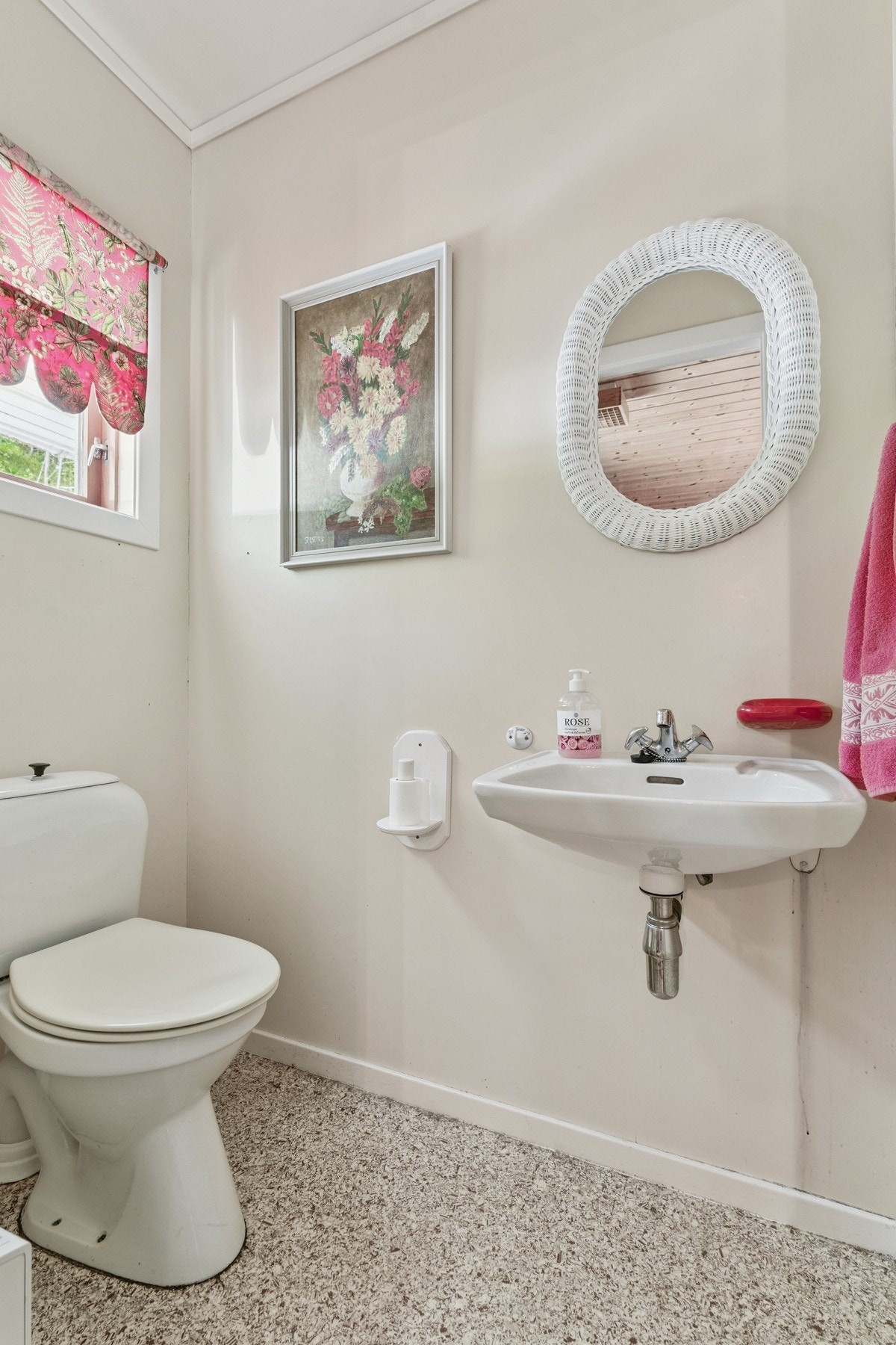 Toalettrom med frittstående toalett og vegghengt servant. Galleribilde