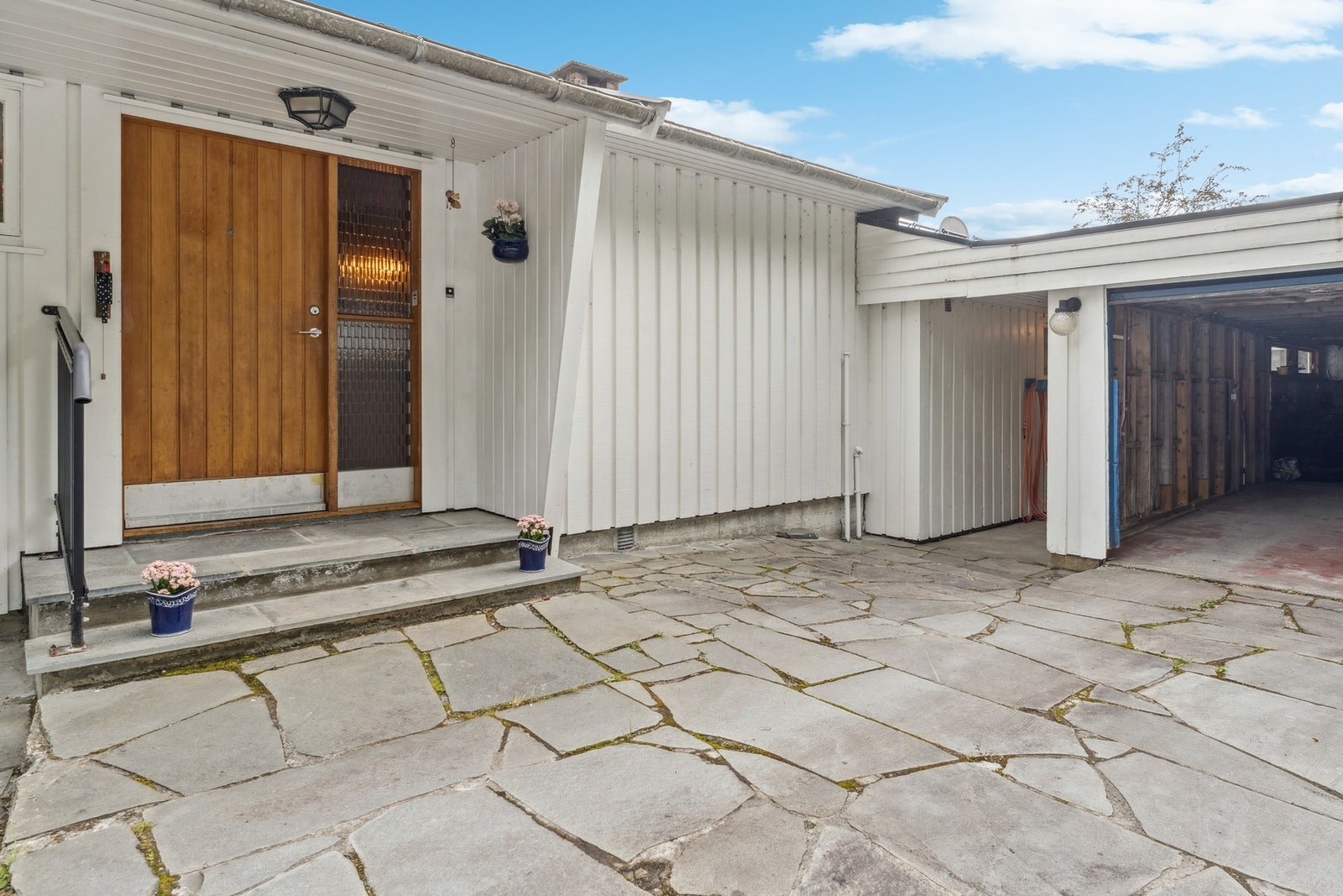 Et trivelig inngangsparti som ønsker deg velkommen! Galleribilde