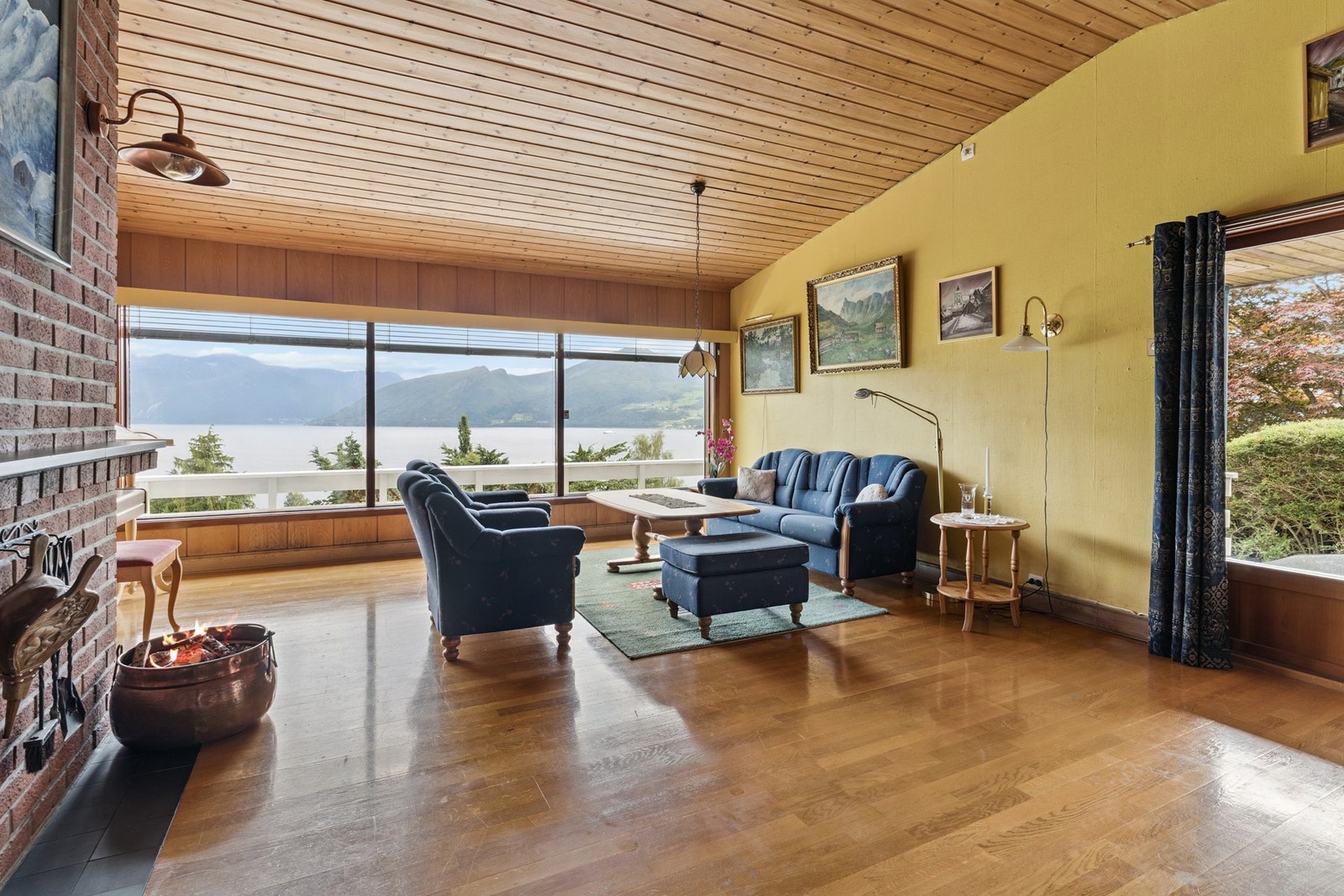 Stort stue med god takhøyde og naturlige soner. Galleribilde