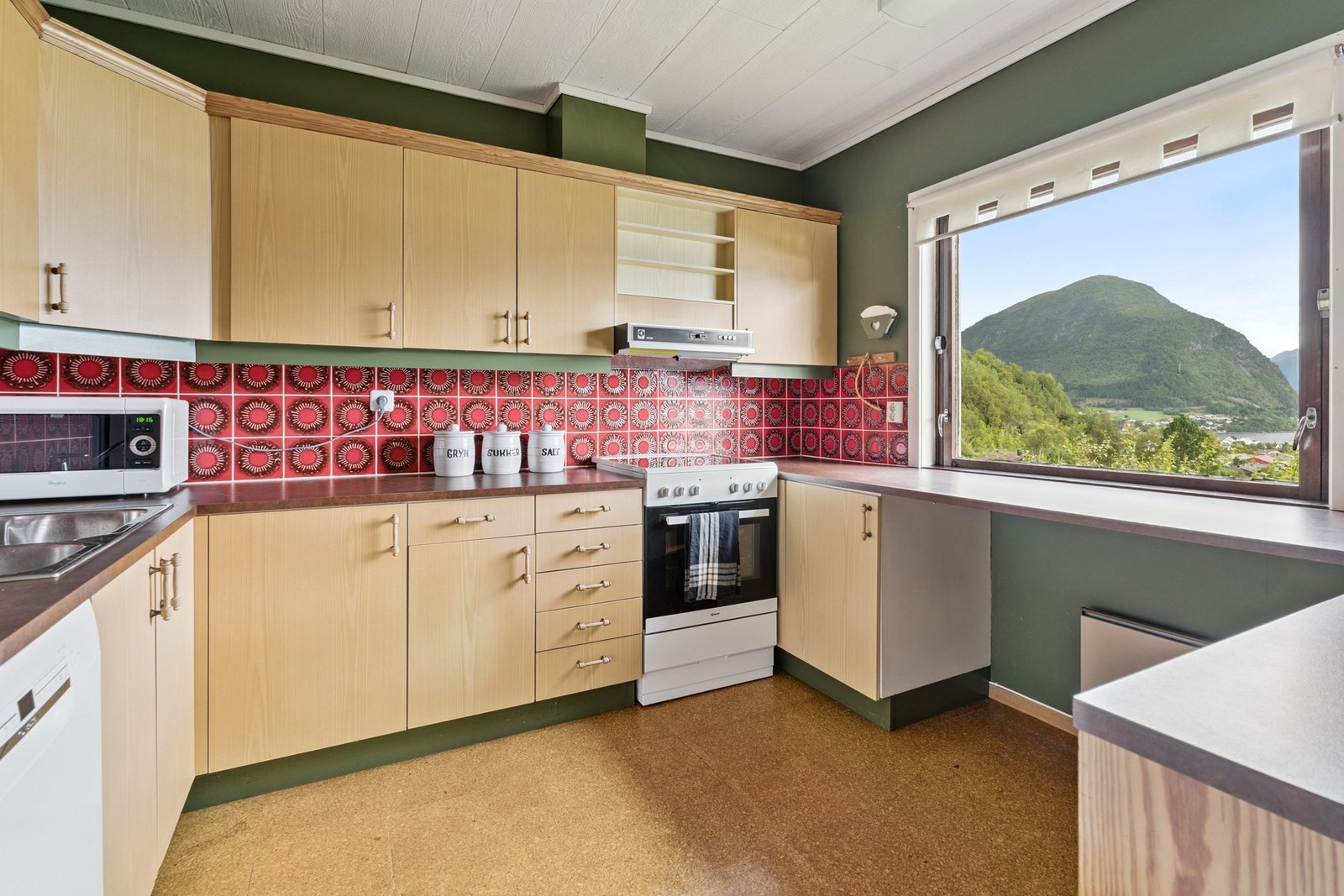 Separat kjøkken med god plass. Galleribilde