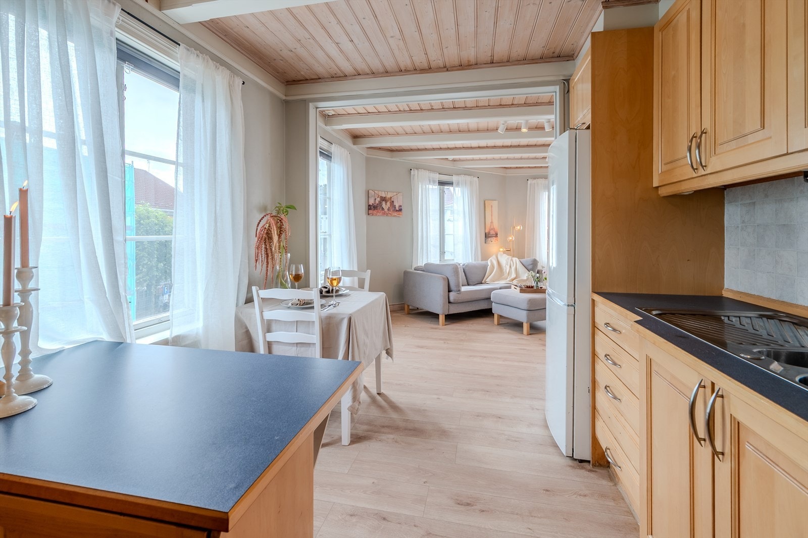 Delvis åpen løsning mot stuen Galleribilde