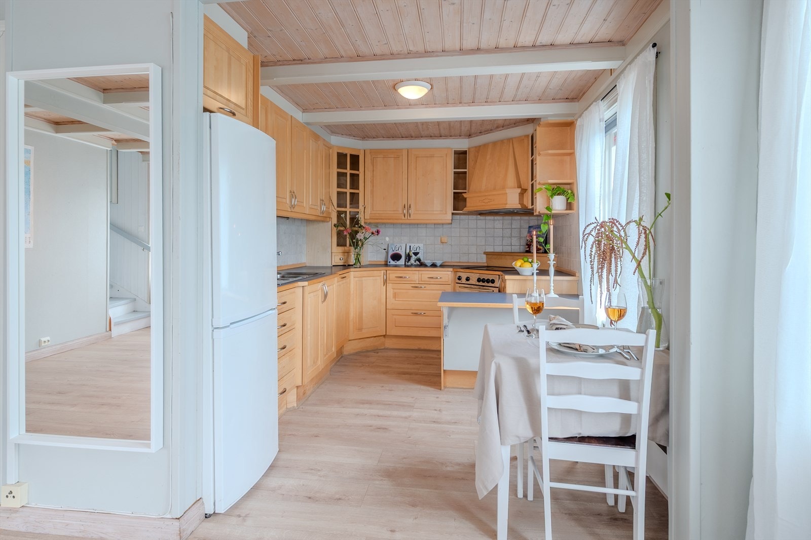 Pent kjøkken med god skapplass Galleribilde