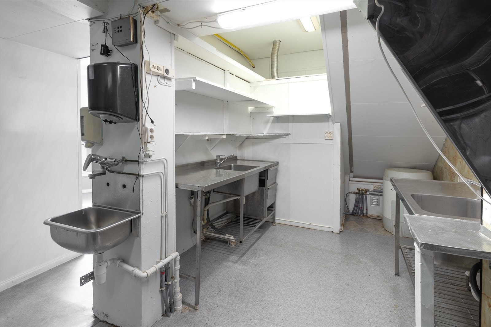 Industri kjøkken med flere utslagskummer og god plass til utstyr for matlaging Galleribilde